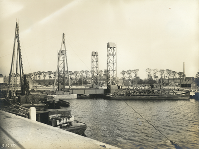 222494 Gezicht op de in aanbouw zijnde spoorbrug (hefbrug) over de Veemarkthaven (Veemarkthavenbrug) te Utrecht.